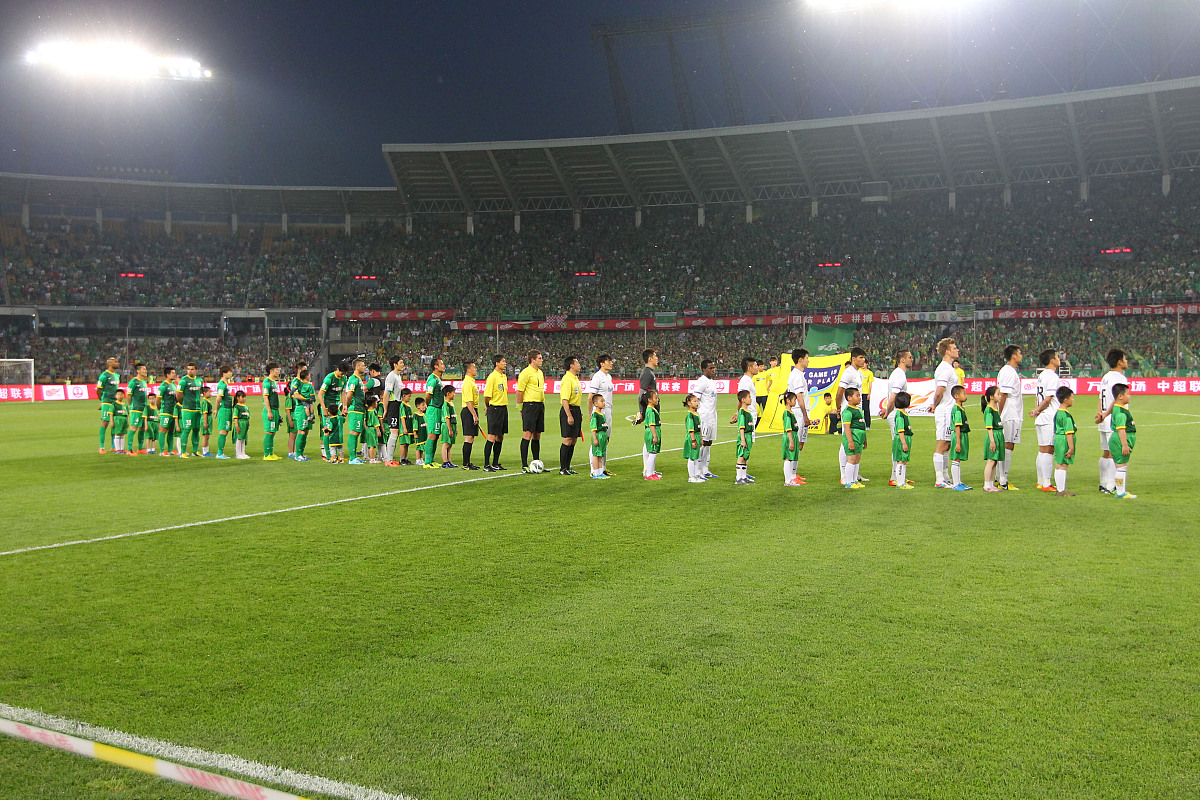 关于国内足球赛场上演精彩对决，球员全力以赴的信息